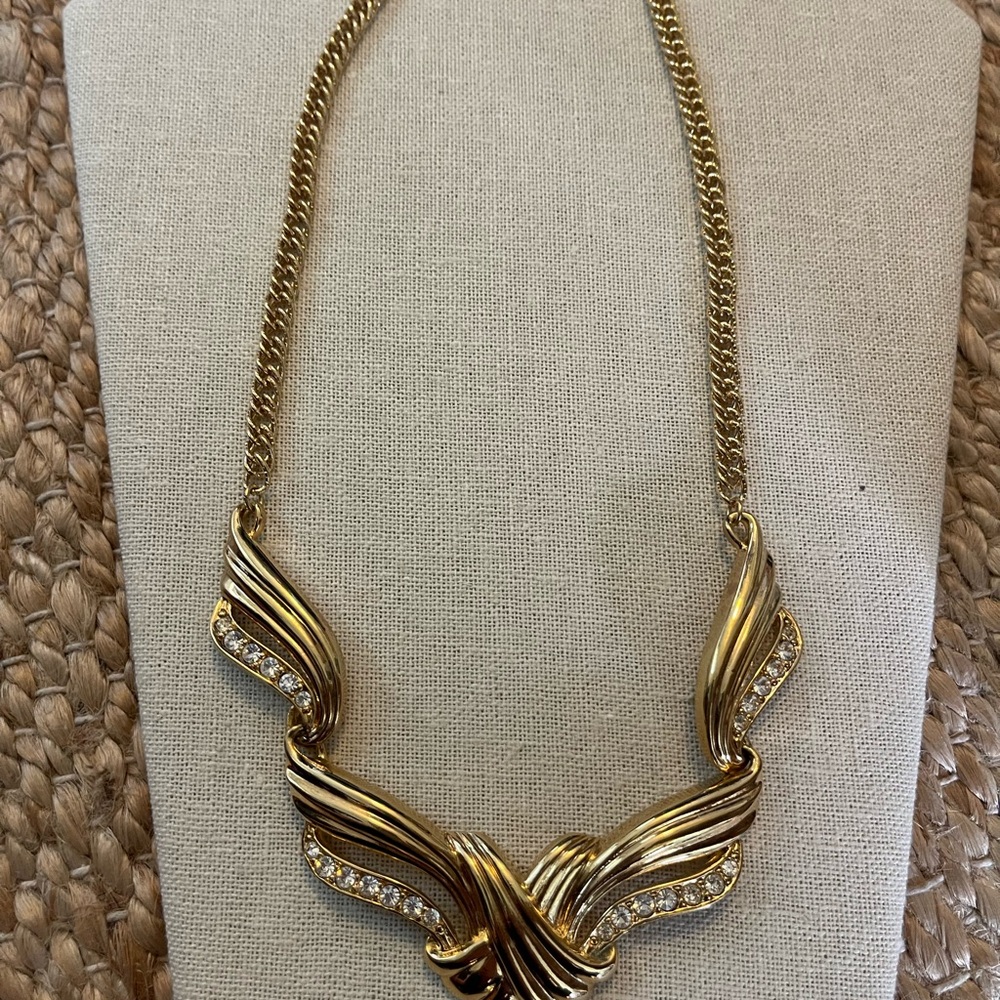Elegant Gold Necklace with Crystal Accents